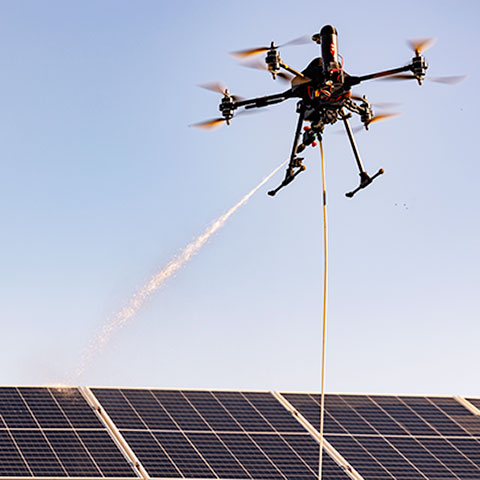 nettoyage panneaux solaires photovoltaiques par drone